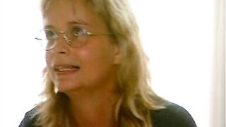 Milf mit riesem Busch fingert sich selbst