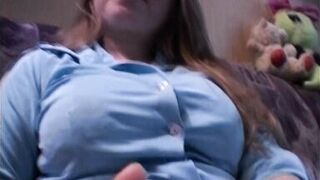 Kaffeeklatsch mit der notgeilen Nachbarin mit Mega Hupen