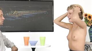 Golden-Haired Mother I'd Like To Fuck mit enger Muschi und kleinen Titten leckt sperma - 3 image