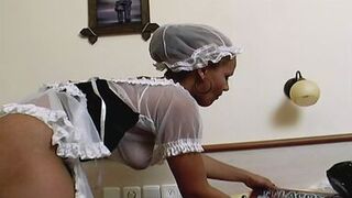 Das notgeile zimmermaedchen geht nackt in den zimmern um gebumst zu werden!