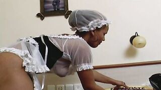 Das notgeile zimmermaedchen geht nackt in den zimmern um gebumst zu werden!