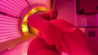 Stranger filmed me at the solarium while I played my pussy to orgasm. - 7 image