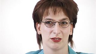 Bilanzbuchhalterin voegelt dildo vor kamera - 3 image