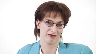 Bilanzbuchhalterin voegelt dildo vor kamera