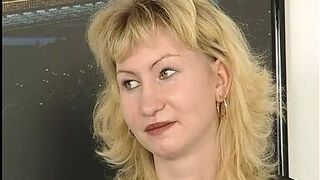 Willige Milf will den kleinen Spatz