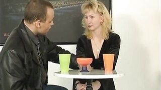 Willige Milf will den kleinen Spatz - 2 image