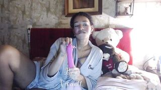 Ebony MILF slut fingers her holes with long nails - 5 image