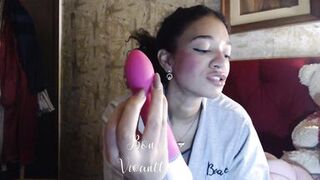 Ebony MILF slut fingers her holes with long nails