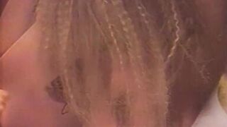 Loira perfeita fudendo com maestria