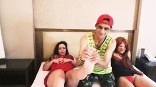 Chamei massagista para relaxar com amiga