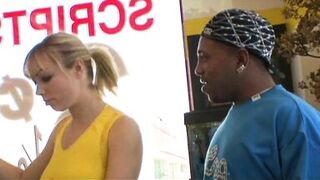 Monster Schwanz in Arsch - notgeile Blondine schreit vor Schmerzen und fickt bis Anschlag