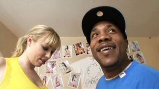 Monster Schwanz in Arsch - notgeile Blondine schreit vor Schmerzen und fickt bis Anschlag