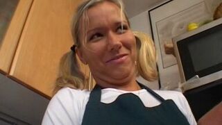 Wer wuerde die geile Blondine in der Kueche auch ficken ? Deutsche Hausfrau - 1 image