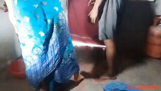 Kamlwali Pocha Lga Rhi Thi Ghar Ke Malik Ne Piche Se Gaand Mari