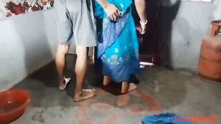 Kamlwali Pocha Lga Rhi Thi Ghar Ke Malik Ne Piche Se Gaand Mari