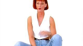 Rothaarige Lynn steckt sich den pinken grossen Dildo in Ihre Haarige Fotze - 3 image