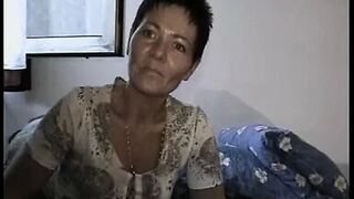 Kurzhaarige kommt das erste mal durch einen dildo - 1 image