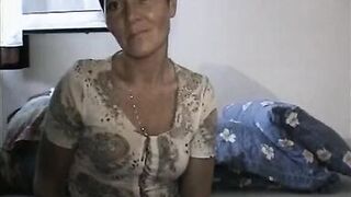 Kurzhaarige kommt das erste mal durch einen dildo