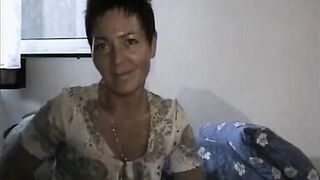 Kurzhaarige kommt das erste mal durch einen dildo