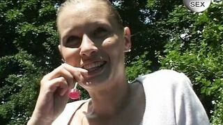 MILF Pussy show off im Park - 2 image