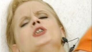 Blonde wird das erste mal richtig hart gefickt - 5 image