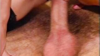 Junge Milf lutscht bis das Sperma kommt