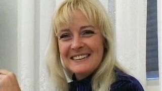 Blonde Milf wird aufdem Boden gefickt