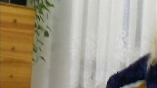 Blonde Milf wird aufdem Boden gefickt