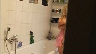 Mega Tiiten Milf im Badezimmer erwischt