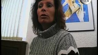 Brunette Milf im Porno lutscht den geilen Schwanz - 1 image