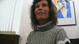Brunette Milf im Porno lutscht den geilen Schwanz - 2 image