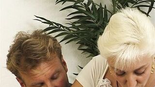 Granny und die Dildo Collection