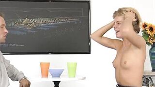 Geiles blondes Luder auf dem Barhocker gefickt