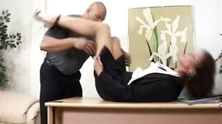 Bodybuilder erwischt Chefin beim fingern und bumst sie - 5 image