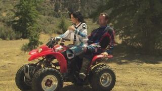 Hardcore Quad-Tour endet mit schmutzigem Fick