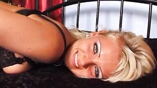 Erstesmal Solo vor der kamera Milf besorgt es sich selbst D