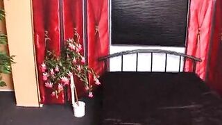 Erstesmal Solo vor der kamera Milf besorgt es sich selbst D