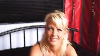 Erstesmal Solo vor der kamera Milf besorgt es sich selbst D