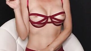 Kiki Deez makes Smoking more Fun