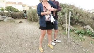 La bourgeoise avec un jeune en exterieur