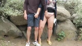 La bourgeoise avec un jeune en exterieur - 8 image