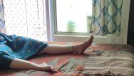 Piedi e gambe morbidi caldi dei cuties indiani giovanili